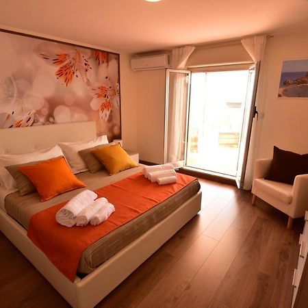 La Petite Maison Ачи Кастело Екстериор снимка