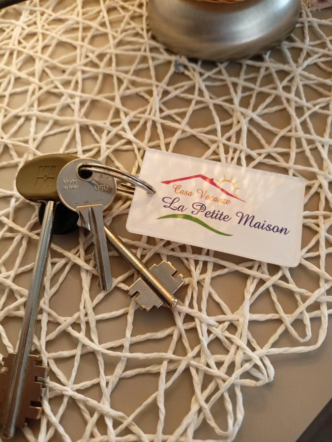 La Petite Maison Ачи Кастело Екстериор снимка
