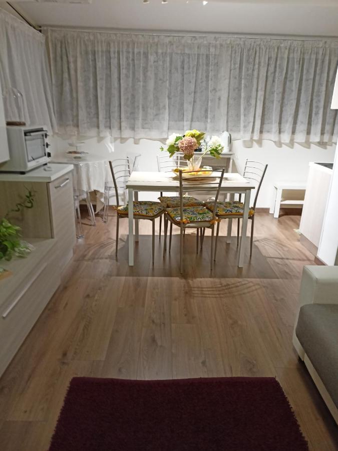 La Petite Maison Ачи Кастело Екстериор снимка
