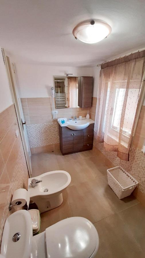 La Petite Maison Ачи Кастело Екстериор снимка