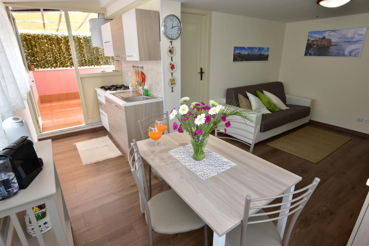 La Petite Maison Ачи Кастело Екстериор снимка